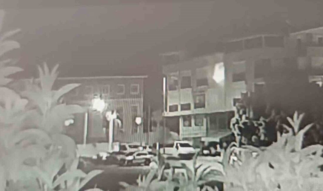 Manavgat’ta bir mobilya döşeme atölyesini küle çeviren yangın, üst kattaki