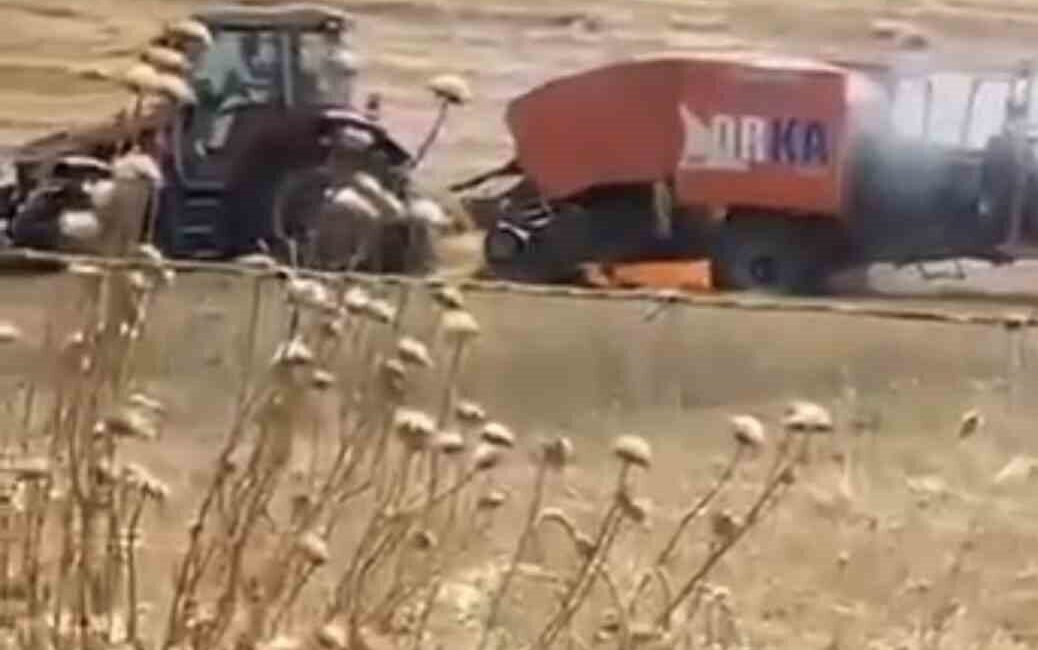 Balıkesir’in Savaştepe ilçesindeki bir tarlada balya makinesinde meydana gelen yangın,