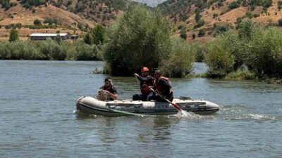 Bingöl’ün Genç ilçesinde, Murat Nehri kıyısında piknik yapan bir kişi,