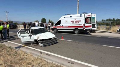 Afyonkarahisar’ın Sinanpaşa ilçesine bağlı Akören beldesi çıkışında meydana gelen trafik