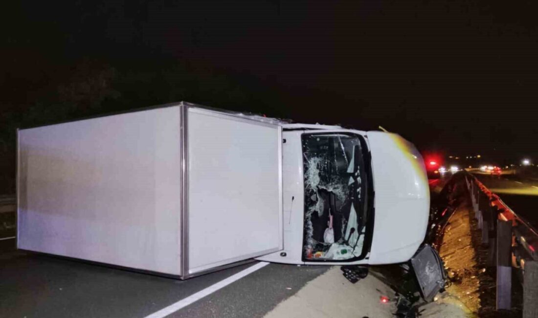 Karabük’te meydana gelen trafik kazasında, kontrolden çıkan bir kamyonet bariyerlere