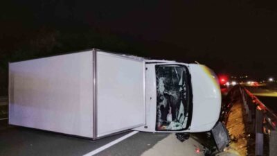 Karabük’te meydana gelen trafik kazasında, kontrolden çıkan bir kamyonet bariyerlere