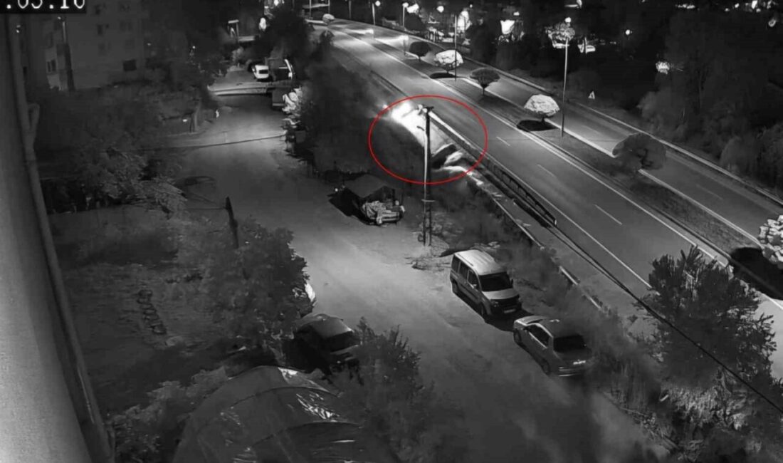 Bartın’da, ana yoldan çıkan bir araç, su kanalının üzerinde yaklaşık
