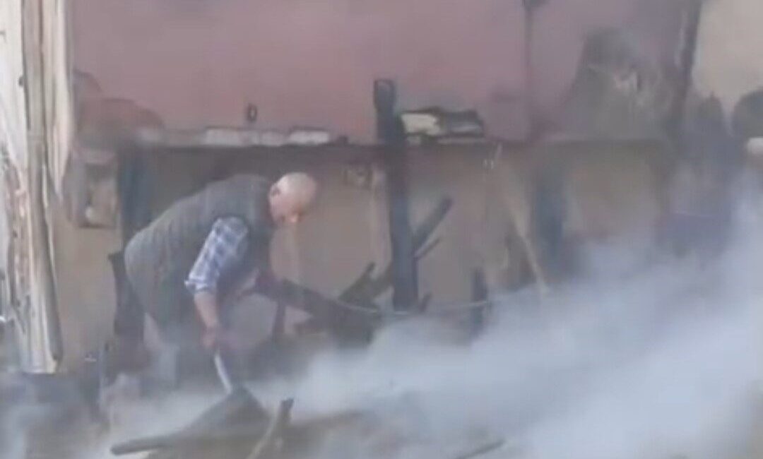 Ulus ilçesinde, bir vatandaşa ait odunlukta çıkan yangın, çevrede bulunan