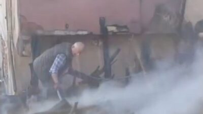 Ulus ilçesinde, bir vatandaşa ait odunlukta çıkan yangın, çevrede bulunan