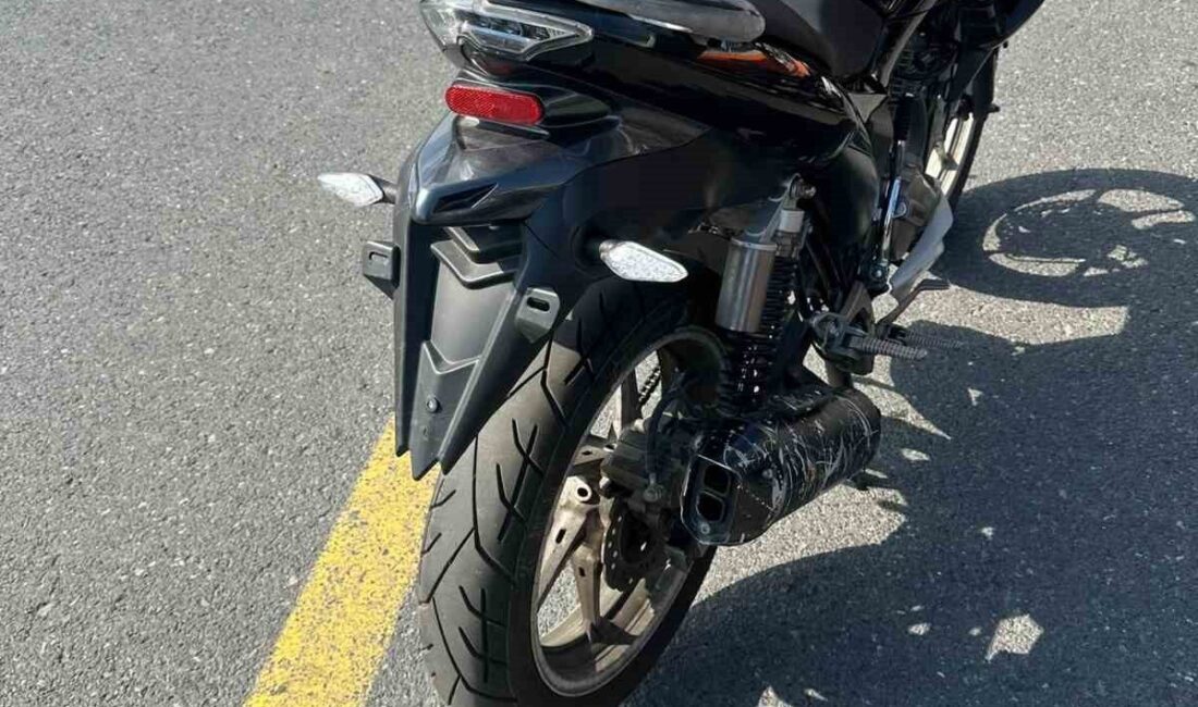 İstanbul’un Başakşehir ilçesinde gerçekleştirilen trafik denetimlerinde, plakasız ve ehliyetsiz motosiklet