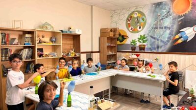 Kocaeli’nin Başiskele ilçesindeki çocuklar, yaz tatillerini Çocuk Üniversitesi Yaz Akademisi’nde