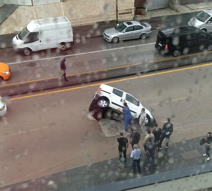 Ankara, sabah saatlerinde şiddetli yağan yağmur nedeniyle zor bir gün