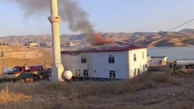 Batman’ın Hasankeyf ilçesine bağlı Urganlı köyünde bulunan caminin çatısında meydana