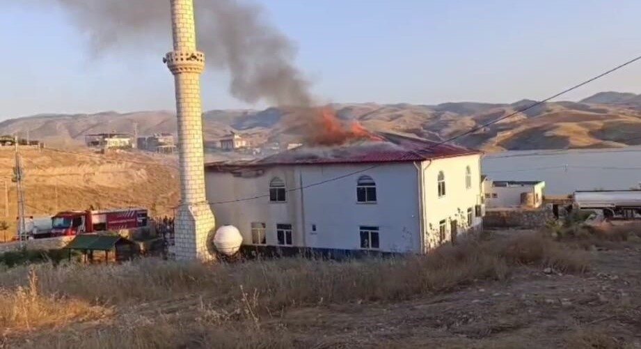 Batman’ın Hasankeyf ilçesine bağlı Urganlı köyünde bulunan caminin çatısında meydana