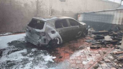 Batman’da bulunan bir sitenin otoparkında park halinde bulunan 3 araç,