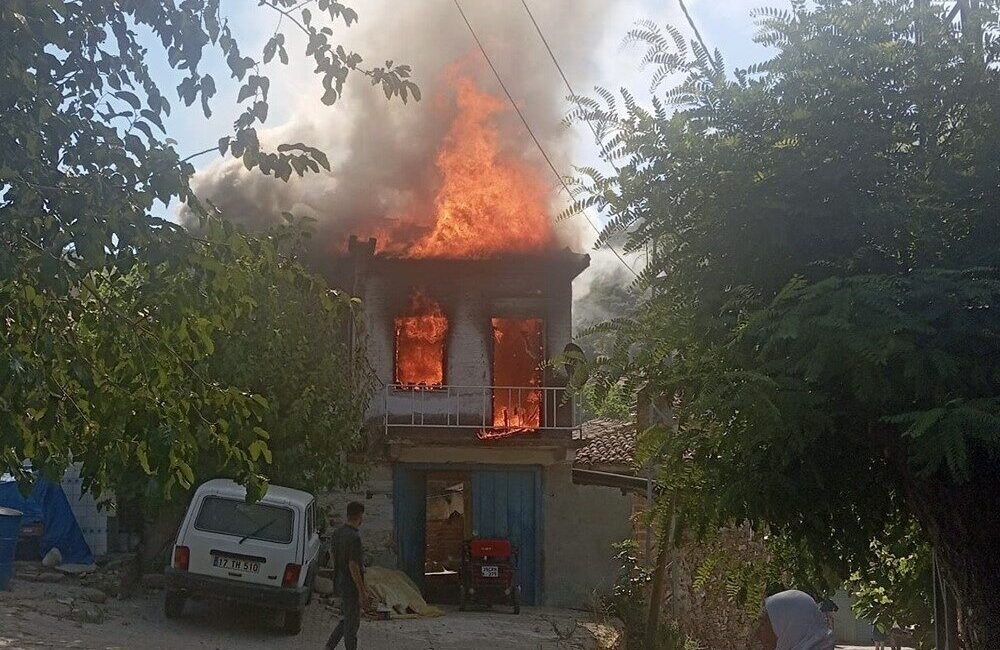 İzmir Bayındır ilçesinde, henüz bilinmeyen sebeple meydana gelen bir yangın