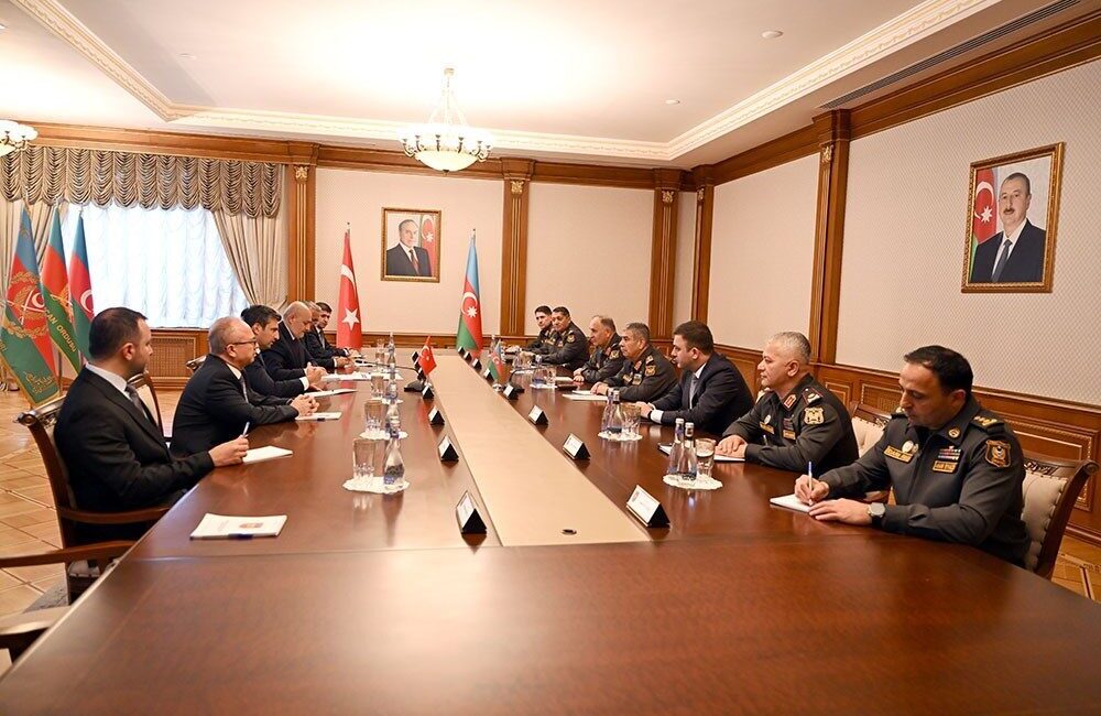 Baykar Yönetim Kurulu Başkanı Selçuk Bayraktar, Azerbaycan Savunma Bakanı Orgeneral