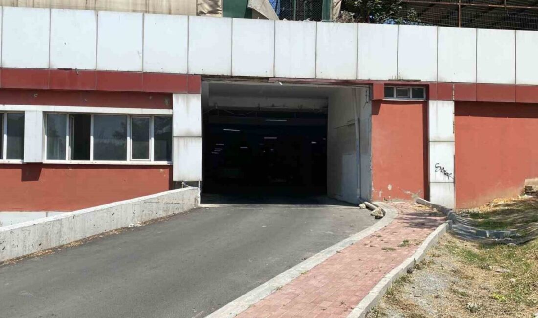 İstanbul Bayrampaşa ilçesinde bir pazar yerinde erkek bir ceset bulundu.