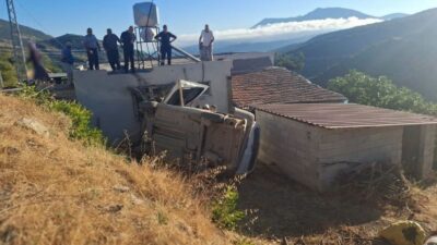 Belen ilçesindeki Benlidere Mahallesi’nde, bir evin bahçesine uçan hafif ticari