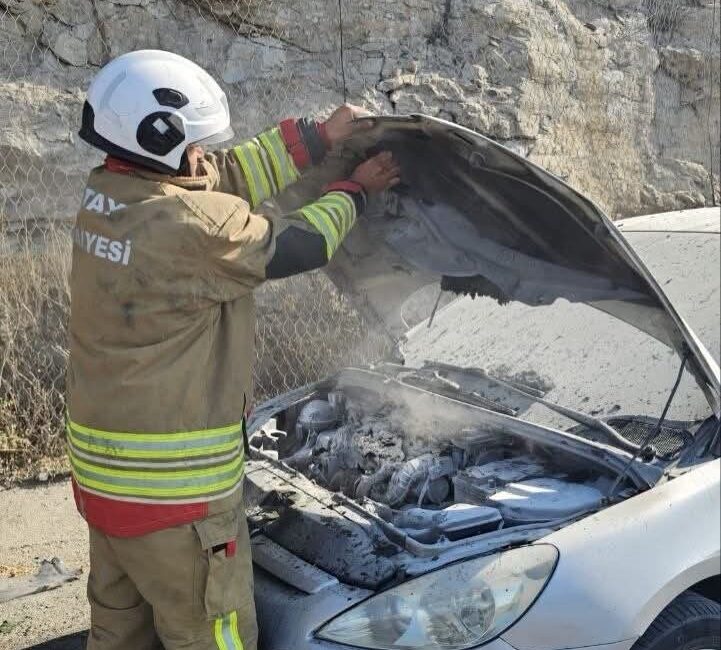 Hatay’ın Belen ilçesinde, seyir halindeyken motor kısmı alev topuna dönen