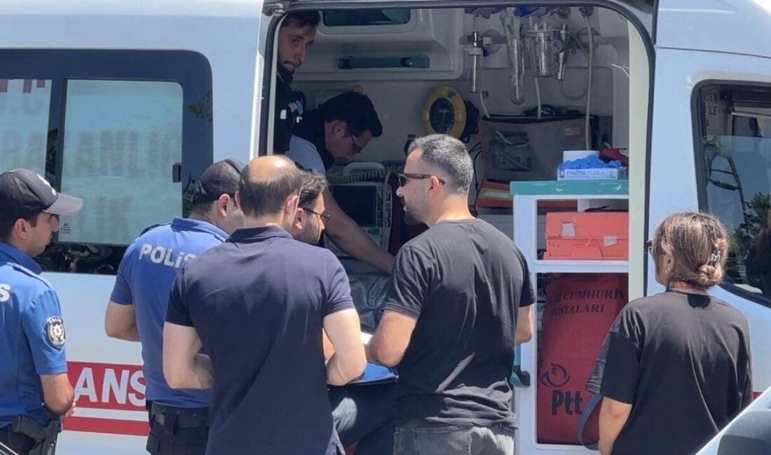 Beşiktaş sahilinde bulunan bir vapurda denizde hareketsiz bir şekilde duran
