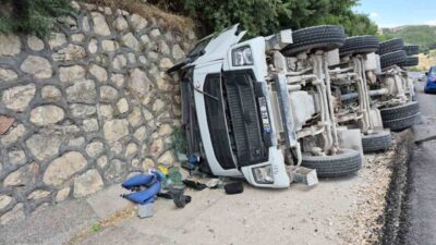Adıyaman’da meydana gelen bir olayda, beton mikseri kontrolden çıkarak devrildi