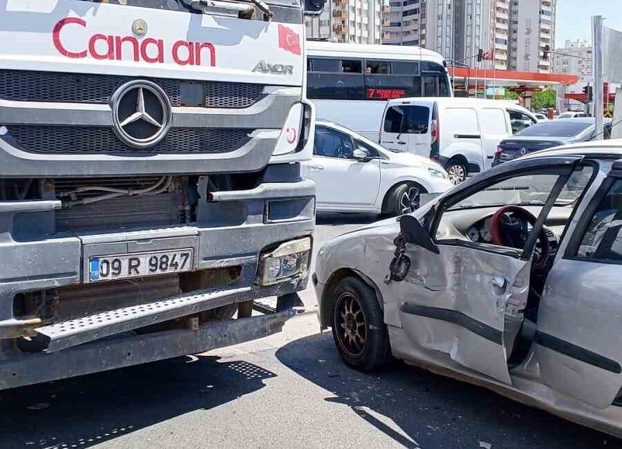 Aydın’ın Efeler ilçesinde meydana gelen trafik kazasında beton mikseri ile