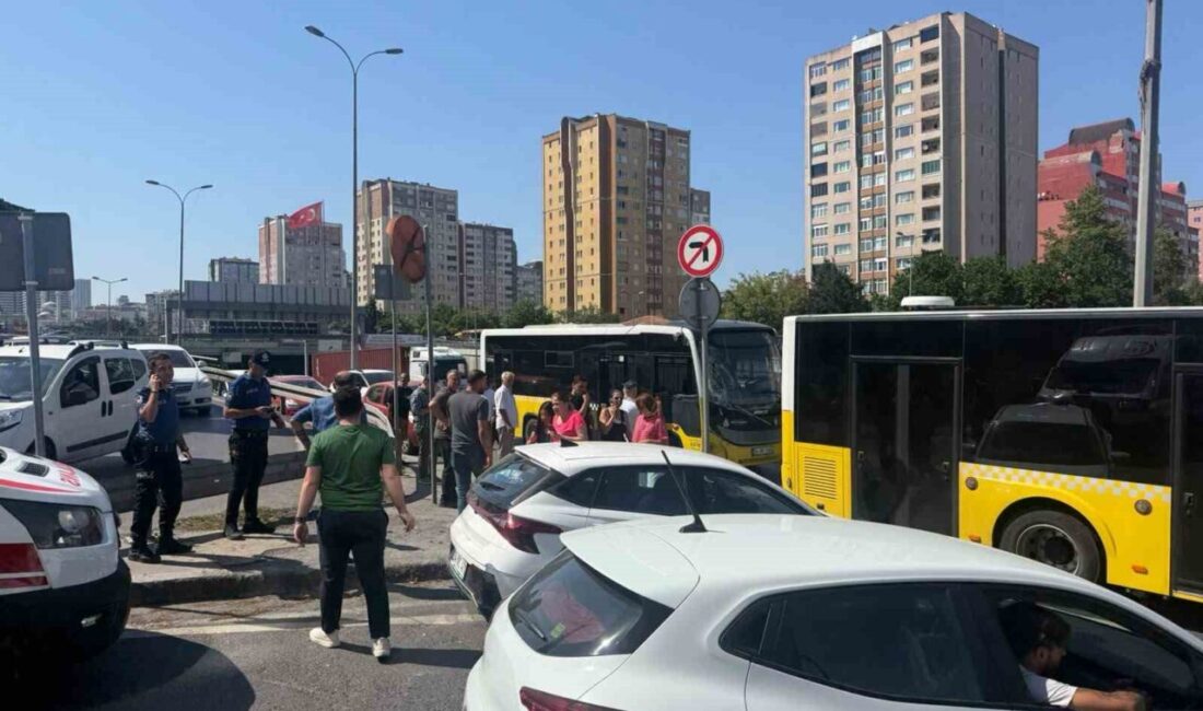 İki İETT halk otobüsünün İstanbul Beylikdüzü E-5 yan yolda çarpıştığı
