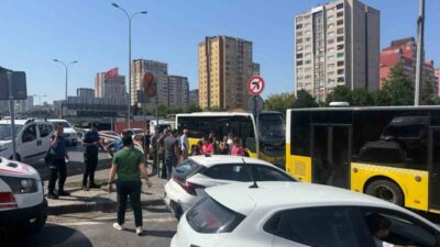 İki İETT halk otobüsünün İstanbul Beylikdüzü E-5 yan yolda çarpıştığı