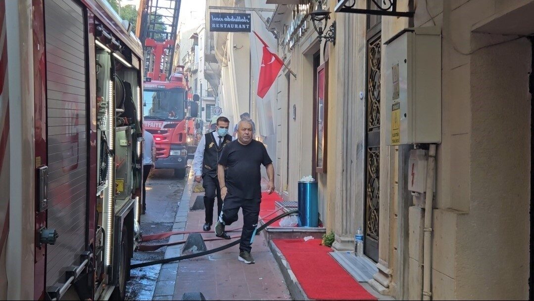Beyoğlu’nda İstiklal Caddesi üzerinde bulunan bir restoranda meydana gelen yangın,
