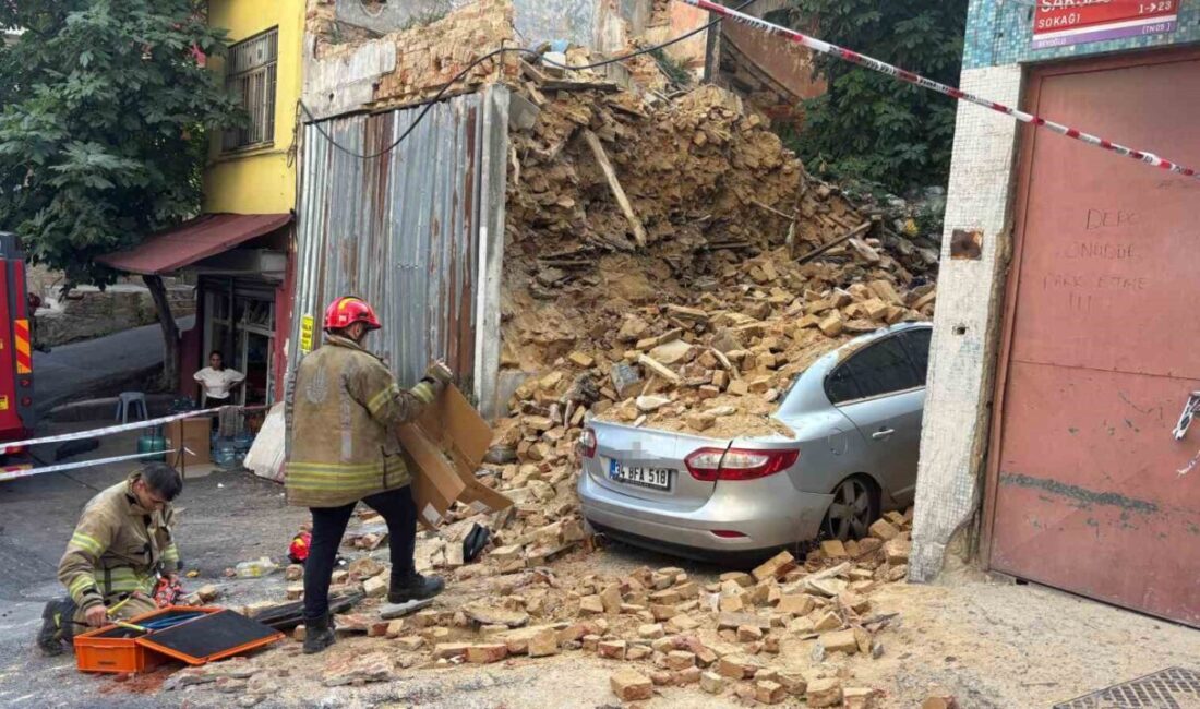 Beyoğlu’nda bulunan bir metruk bina, bugün öğleden sonra saat 17.30