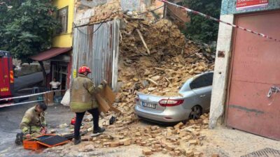 Beyoğlu’nda bulunan bir metruk bina, bugün öğleden sonra saat 17.30