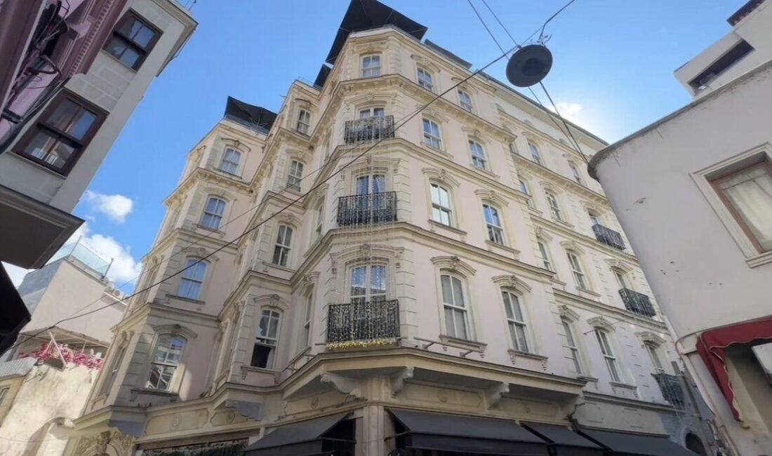 İstanbul Beyoğlu’nda bir otelde çalışan 22 yaşındaki aşçı Esmanur Polat,