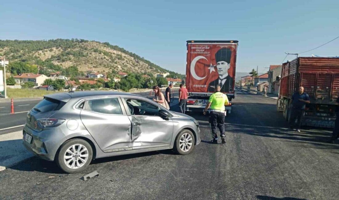Bozüyük ilçesinde otomobil ile kamyonetin çarpışması sonucu meydana gelen trafik