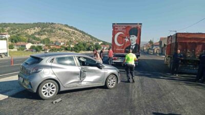 Bozüyük ilçesinde otomobil ile kamyonetin çarpışması sonucu meydana gelen trafik