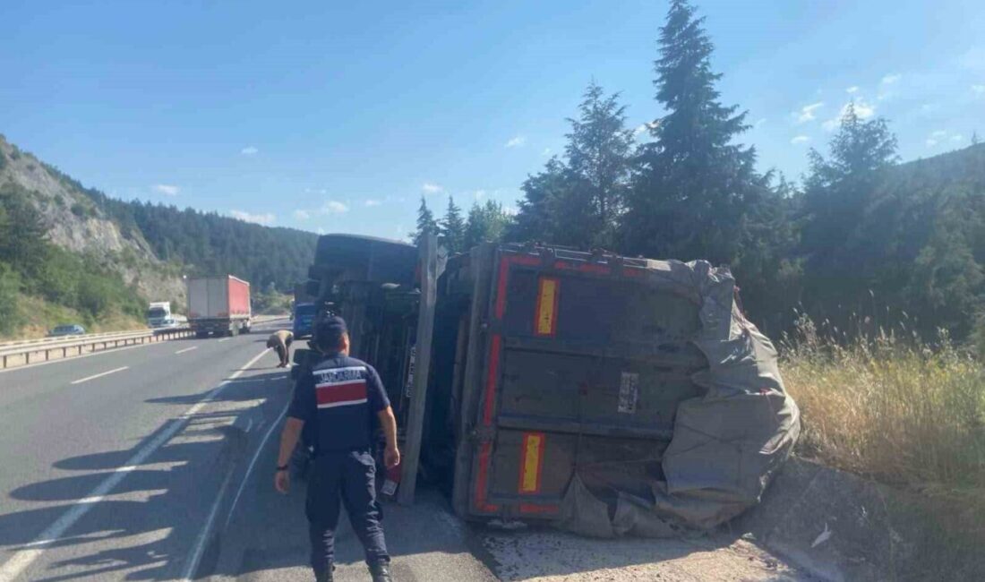 Bilecik’te bir tır sürücüsünün kontrolünden çıkarak yan yatması sonucu trafik