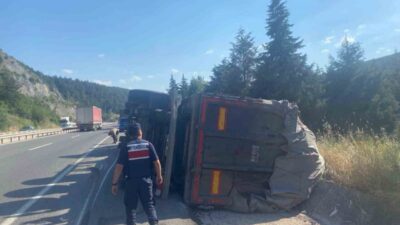 Bilecik’te bir tır sürücüsünün kontrolünden çıkarak yan yatması sonucu trafik