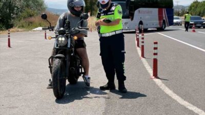 Bozüyük ilçesinde motosiklet sürücülerine güvenli sürüş eğitimi verildiği bildirildi. Bozüyük