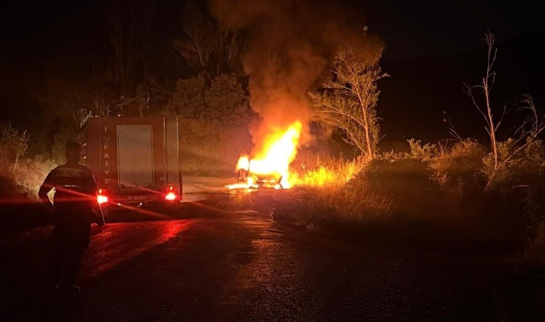 Bir otomobil, dün gece Bilecik’in Yenipazar ilçesine bağlı Katran Köyü’nde