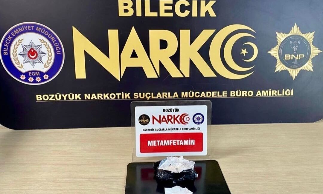 Bozüyük ilçesinde polis ekipleri tarafından gerçekleştirilen operasyonda bir şüpheli, uyuşturucu