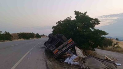 Bilecik’in Söğüt ilçesinde bir tırın kontrolden çıkarak yan yatması sonucu