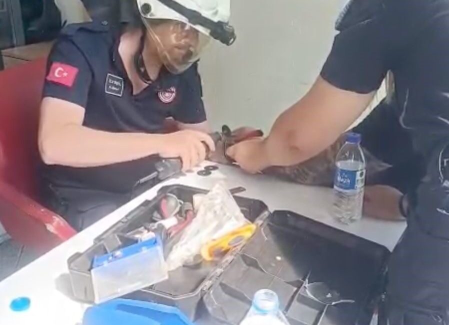 Eskişehir Şehir Hastanesi’nde bir mahkum, bileğine sıkışan kelepçeden itfaiye ekiplerinin