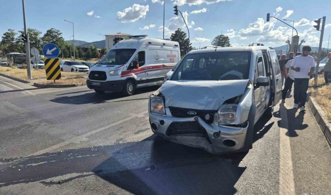 Bingöl şehrinde meydana gelen trafik kazasında, Gündoğdu Kavşağı’nda iki hafif