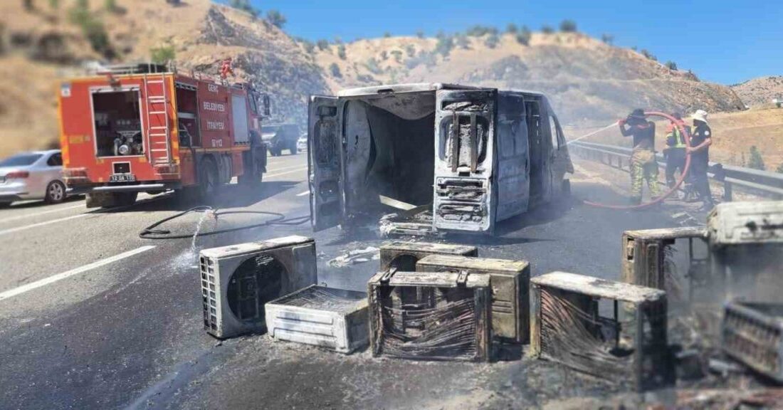 Bingöl ilinde klima yüklü bir kamyonet alev aldı. Yangın, itfaiye