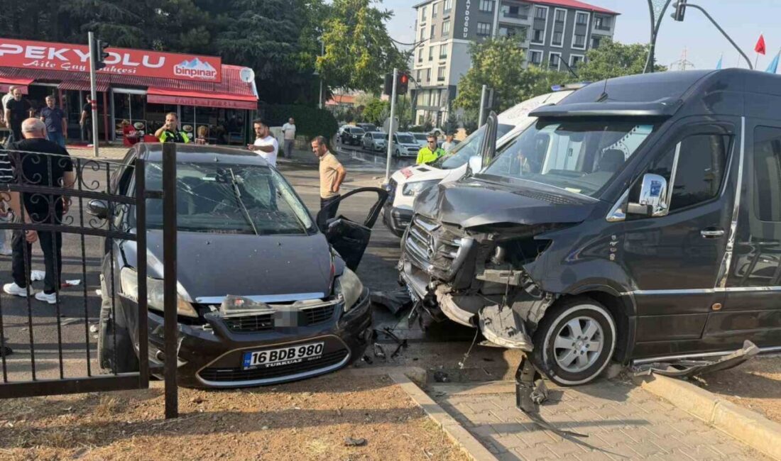 Bingöl ilinde minibüs ile otomobilin çarpışması sonucu meydana gelen trafik