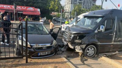 Bingöl ilinde minibüs ile otomobilin çarpışması sonucu meydana gelen trafik