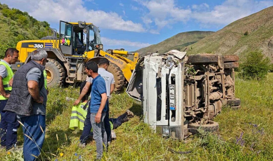 Bingöl’ün Karlıova ilçesinde meydana gelen trafik kazasında, su tankerinin devrilmesi