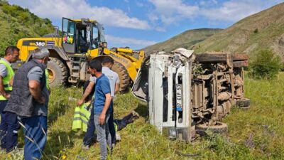 Bingöl’ün Karlıova ilçesinde meydana gelen trafik kazasında, su tankerinin devrilmesi