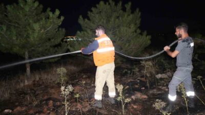 Kızıldağ mevkisindeki çam ormanlarında çıkan yangın, Ahılı köyünde gece saatlerinde