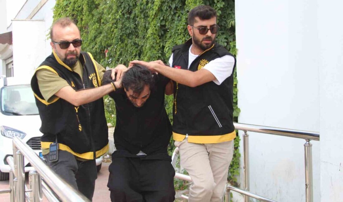 Adana’da meydana gelen olayda, bir adamın birlikte yaşadığı kadını çekiçle