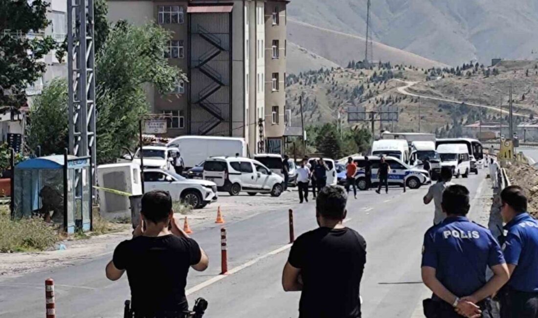 Bitlis’te bir otobüs durağında unutulan bir paket, güvenlik güçlerini alarma
