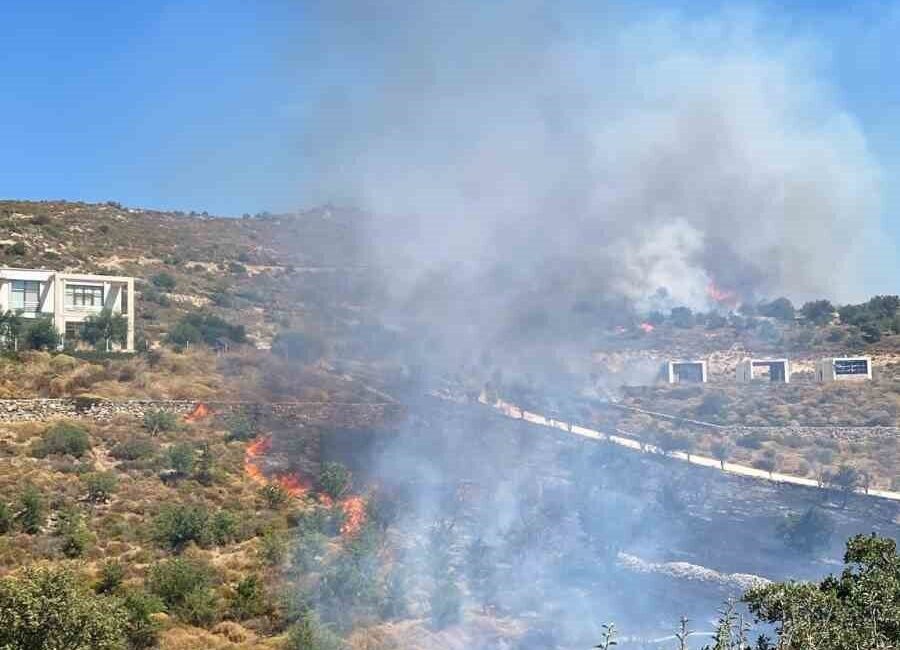Muğla’nın Bodrum ilçesinde makilik alanda çıkan yangına ekipler müdahale ediyor.