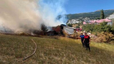 Bolu’nun Mudurnu ilçesinde meydana gelen yangın, ahır ve samanlıkta büyük