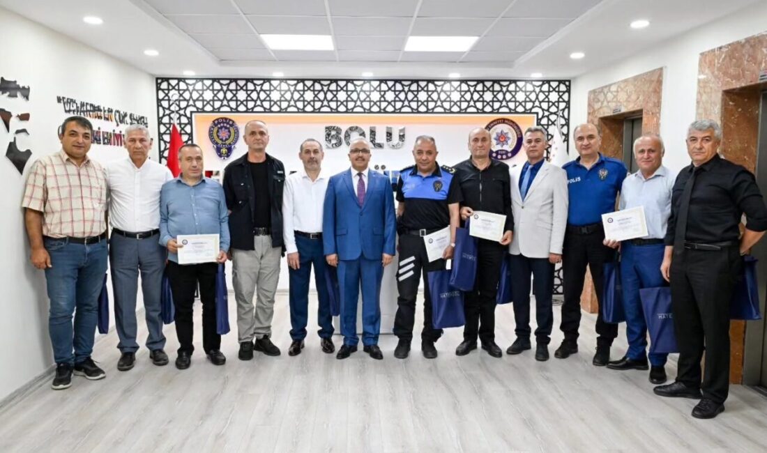 Bolu İl Emniyet Müdürlüğü personeli, emekli olmalarının ardından görev süreleri